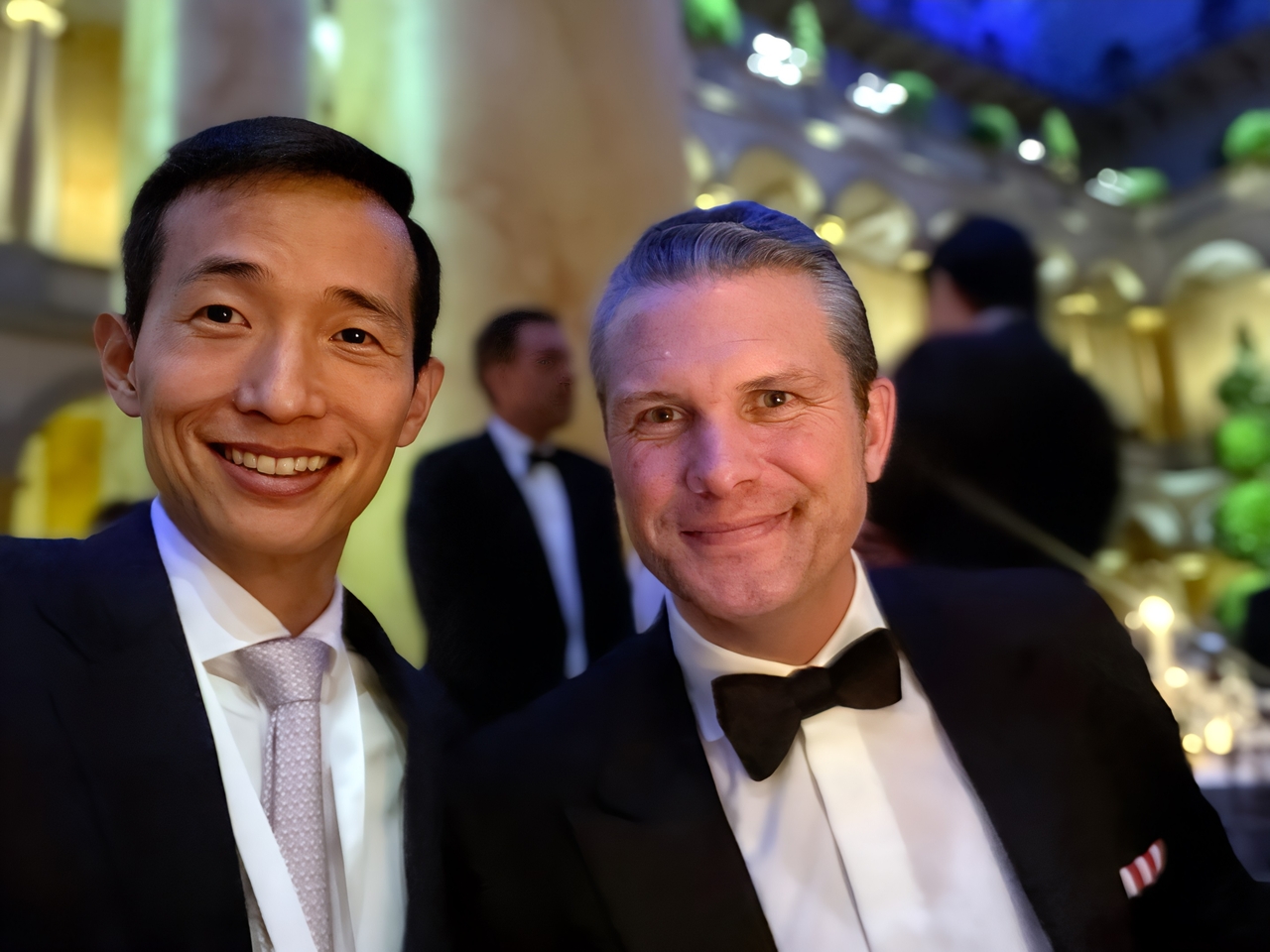 Hanwha Group Vice Chair Kim Dong-kwan (left) meets US Defense Secretary Pete Hegseth during events surrounding President Donald Trump’s inauguration in Washington in January 2025. (Hanwha Group)