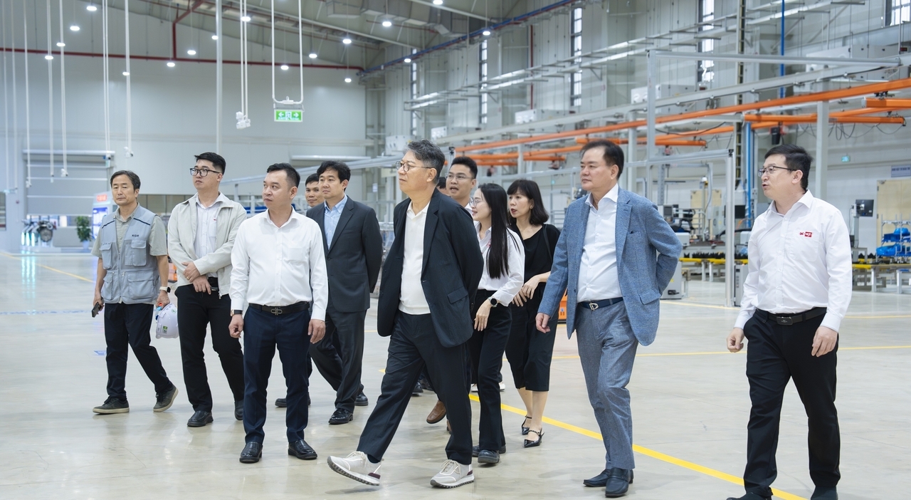 KG Mobility Chairman Kwak Jae-sun (fifth from left) inspects the Kim Long Motor Hue KD production plant in Vietnam on Wednesday as the facility nears completion. (KG Mobility)
