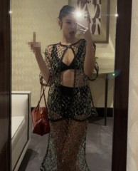 제니 ‘손가락 욕’ 사진 올려…사생팬·리셀러 저격?