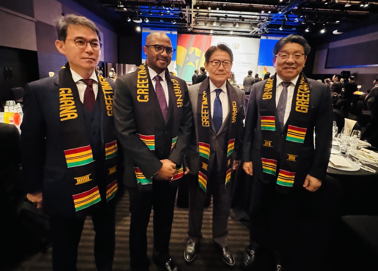 Herald Media Group CEO Choi Jin-young (first from right) and Tanzanian Ambassador to Korea Togolani Edriss Mavura(second from left) pose with distinguished guests ahead of Ghanaian President John Dramani Mahama visit to Ghana Day at The Shilla Seoul on Friday. (Sanjay Kumar/The Korea Herald)
