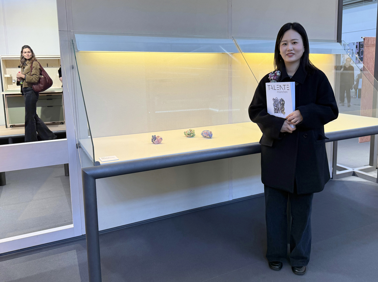 계명대 대학원생 정수빈씨가 지난 4일부터 8일까지 독일 뮌헨 국제전시장에서 열린 탈렌테 뮌헨에 초청돼 자신의 작품을 선보였다.[계명대 제공]