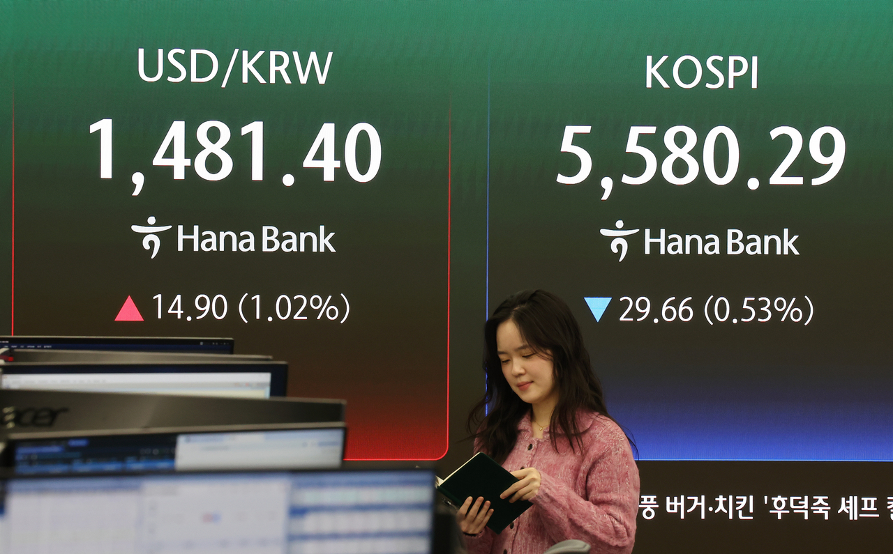 A Hana Bank dealing room in central Seoul (Yonhap)