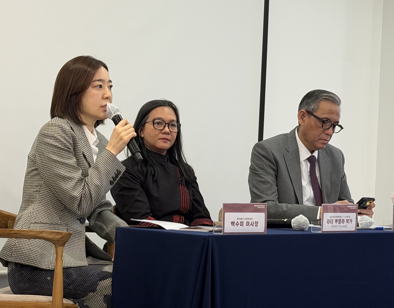 (From left) Baek Soo-mi, chairperson of the Hansae Yes24 Foundation, author Ratih Kumala and Indonesian Ambassador to Korea Cecep Herawan participate in a press conference held at the ASEAN-Korea Center in Seoul on Friday. (Park Ga-young/The Korea Herald)