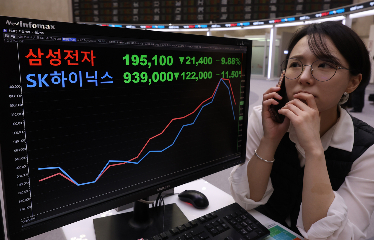 Closing prices of Samsung Electronics and SK hynix are displayed at the promotion hall of the Korea Exchange in Yeouido, Seoul, on March 3, as the Kospi and Kosdaq tumbled following US and Israeli strikes on Iran. (Newsis)