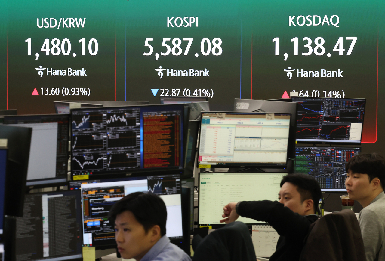 The South Korean currency fell against the US dollar Friday as global oil prices surged amid heightened tensions in the Middle East. (Yonhap)