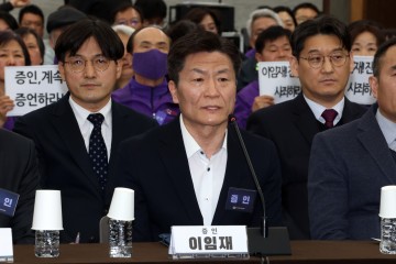12일 서울 중구 은행회관에서 열린 10·29 이태원참사 진상규명과 재발방지를 위한 특별조사위원회 청문회에서 이임재 전 용산경찰서장이 경찰 배치 및 운용에 관한 심문 질의에 답하고 있다. [연합]