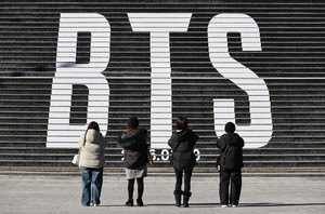 [데스크 칼럼] “프로 불편러들, BTS 컴백은 한 번 참아주시죠”