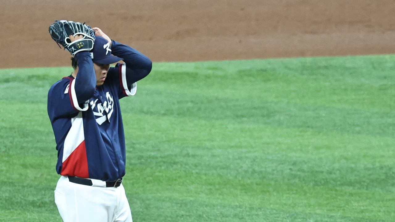 한국 선발 류현진이 금요일 마이애미 론데포 파크에서 열린 월드베이스볼클래식(WBC) 8강 4차전 도미니카공화국에 출전을 허용한 뒤 환호하고 있다. (연합)