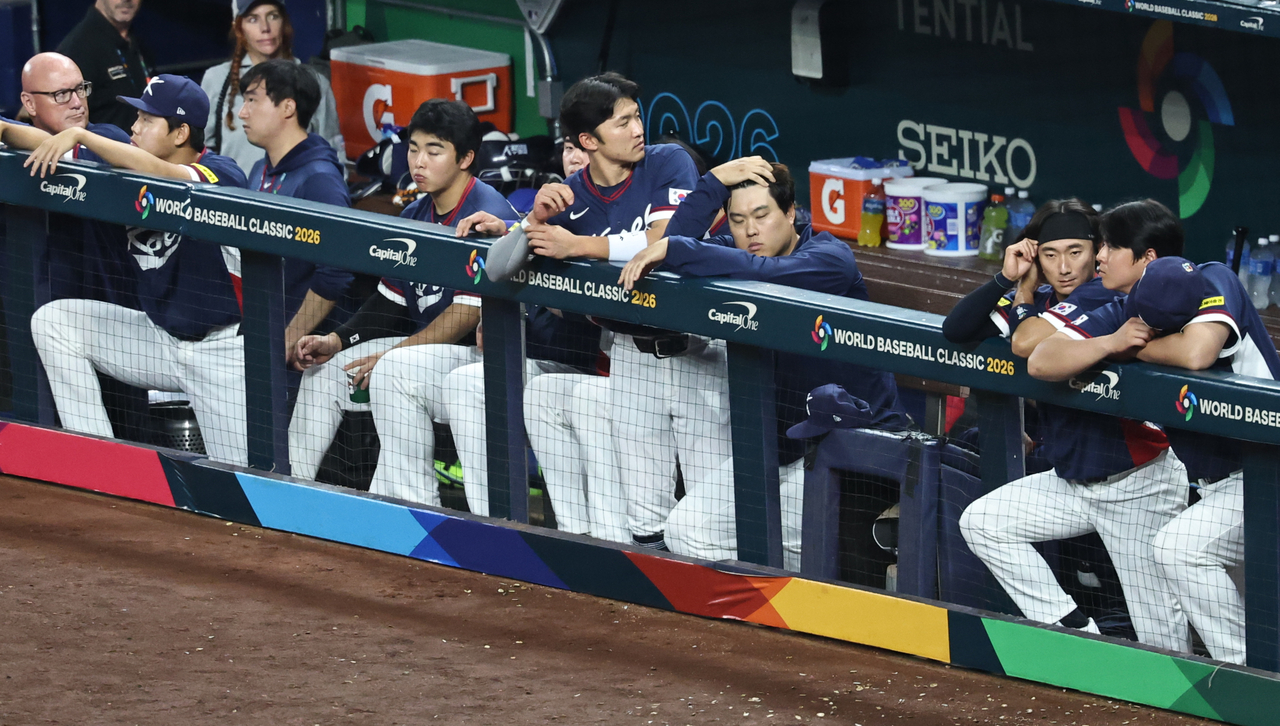 한국 선수단과 코치들이 지난 1일 마이애미 론디포 파크에서 열린 월드베이스볼클래식(WBC) 8강 도미니카공화국과의 경기를 지켜보고 있다. (연합)