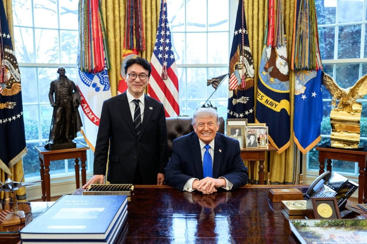 US President Donald Trump (right) and South Korean Prime Minister Kim Min-seok pose for a photo as they meet at the White House on Friday, in this photo released by Kim's office. (Yonhap)
