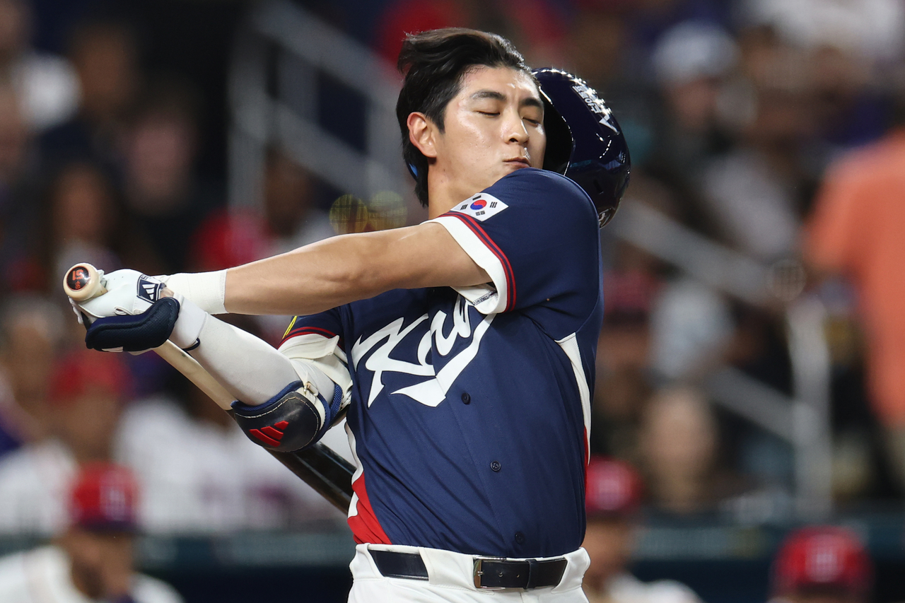 Lee Jung-hoo of South Korea whiffs on a pitch by Cristopher Sanchez of the Dominican Republic in the quarterfinals of the World Baseball Classic at loanDepot park in Miami on Friday (Yonhap)