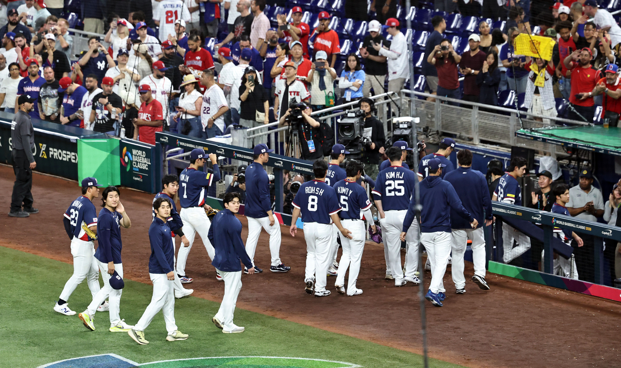 South Korean players walk off the field at loanDepot park in Miami after losing to the Dominican Republic 10-0 in the quarterfinals of the World Baseball Classic on Friday. (Yonhap)