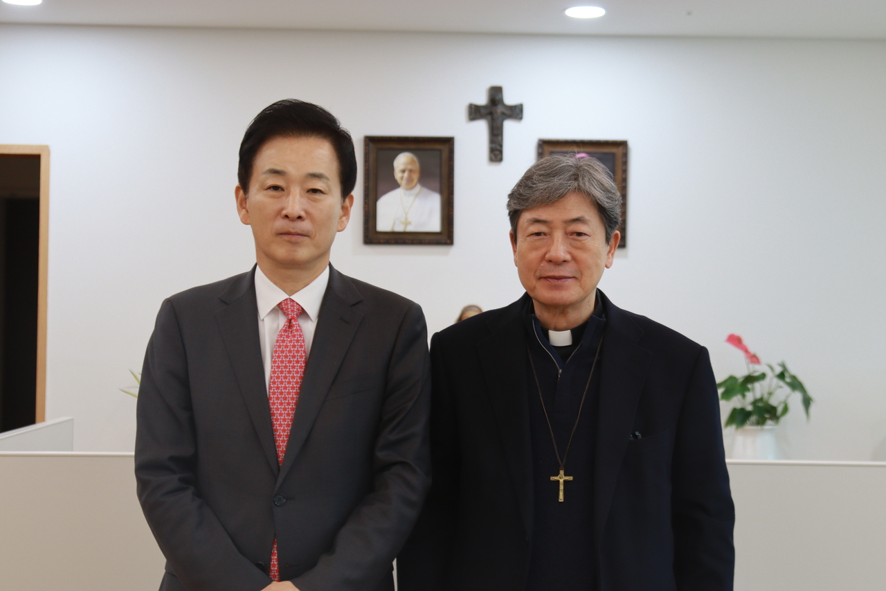유영하 의원이 조환길(타대오) 대주교와 환담후 기념촬영을 하고 있다.[유영하 의원실 제공]