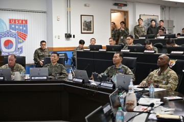11일 진영승 합참의장과 브런슨 연합사령관이 연합사 전시지휘소(CP-TANGO)에서 26년 FS 연습 상황을 보고받고 있다. [연합]