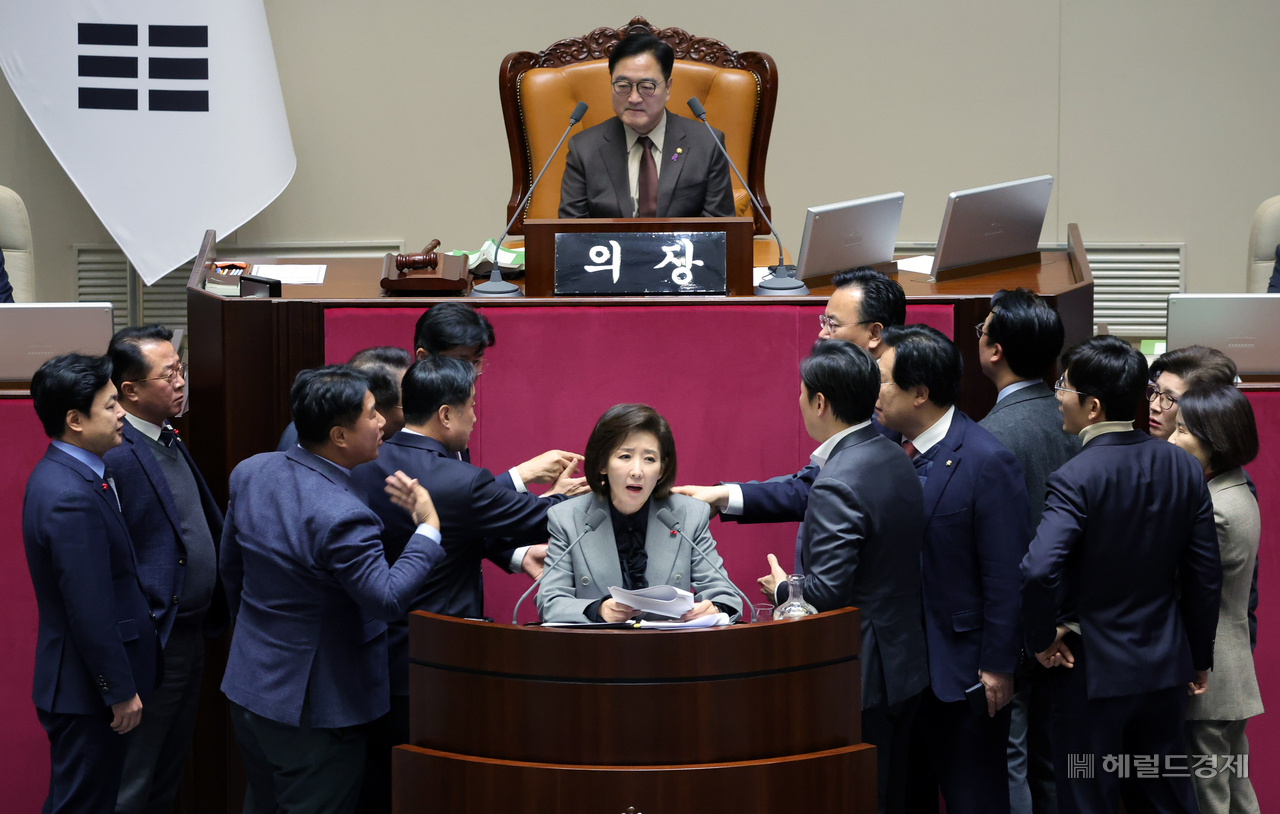 나경원 국민의힘 의원이 지난해 12월 9일 서울 여의도 국회에서 열린 본회의에서 무제한토론(필리버스터)을 하는 가운데 우원식 국회의장이 마이크를 끄자 의원들이 항의하고 있다. 이상섭 기자