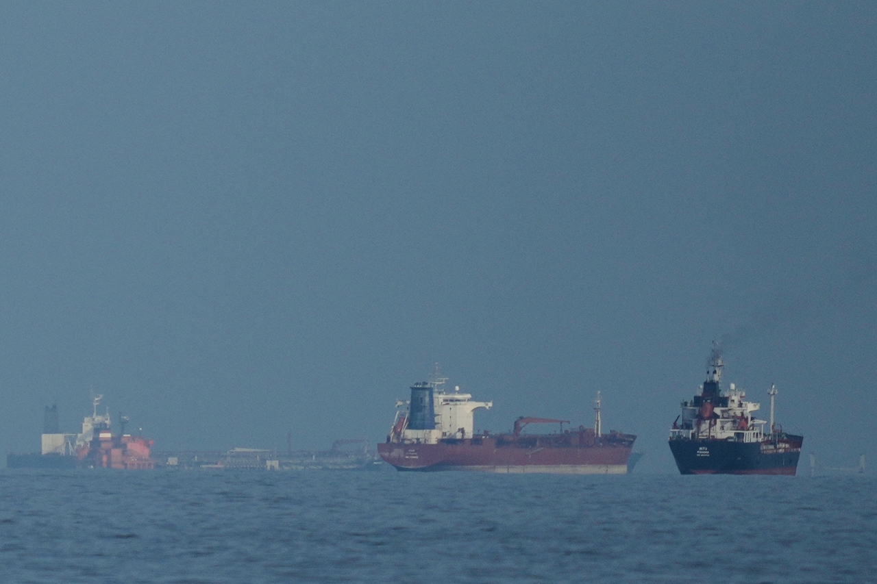 Oil tankers and cargo ships line up in the Strait of Hormuz as seen from Mina Al Fajer, United Arab Emirates, Wednesday.   AP-Yonhap
