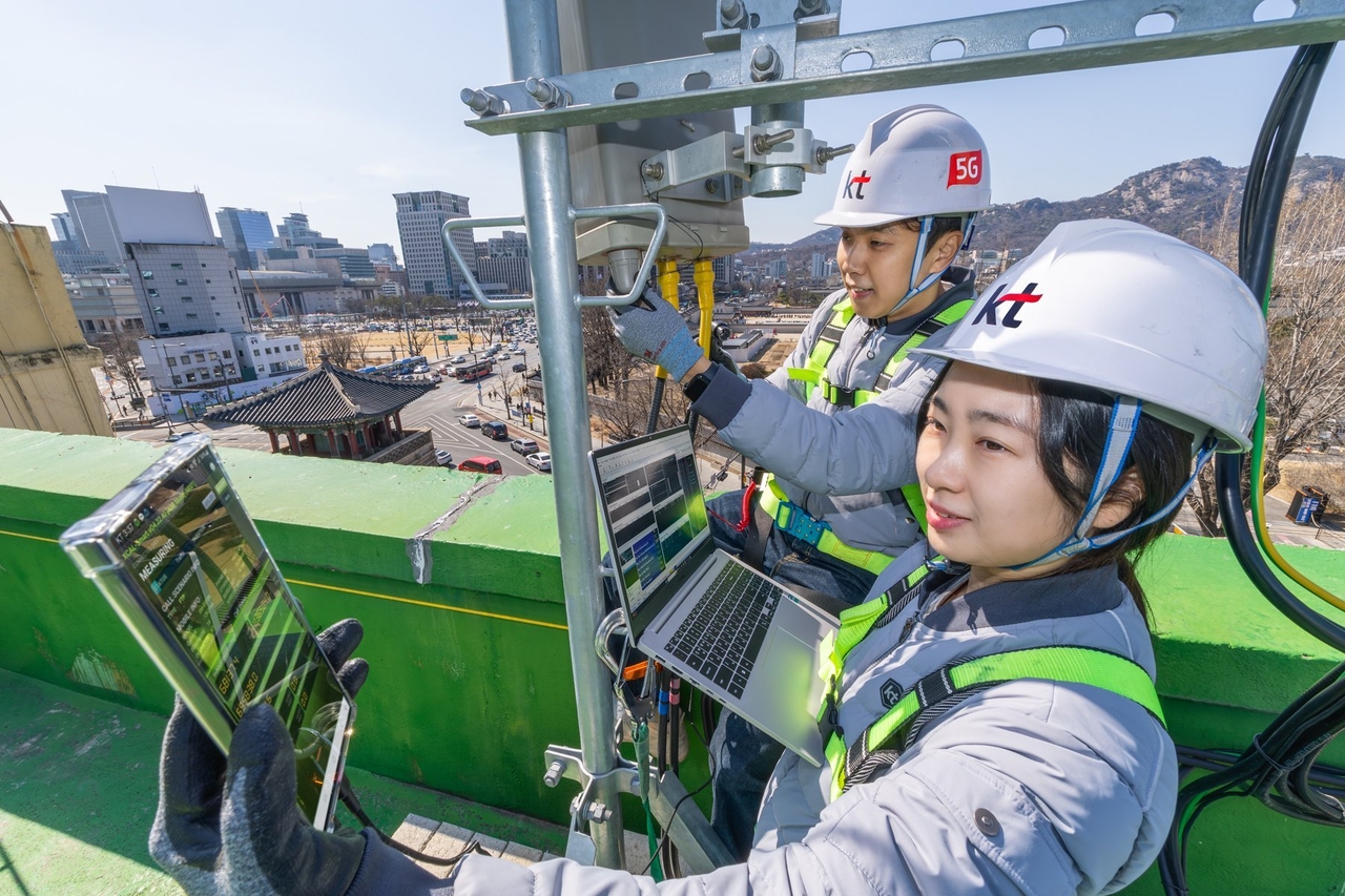 KT network specialists check 5G base station equipment near Gwanghwamun Gate ahead of the expected influx of concertgoers on March 21. (KT)