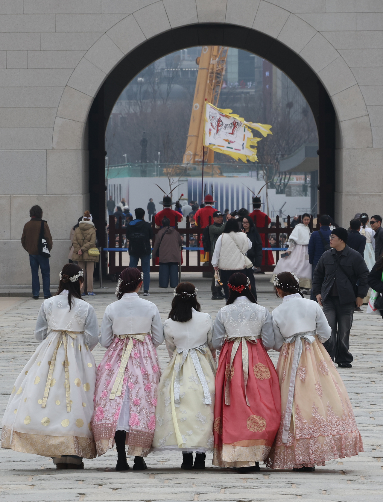 Tourists wearing hanbok pose for photos during a visit to Gyeongbokgung in Seoul on Sunday. (Yonhap)