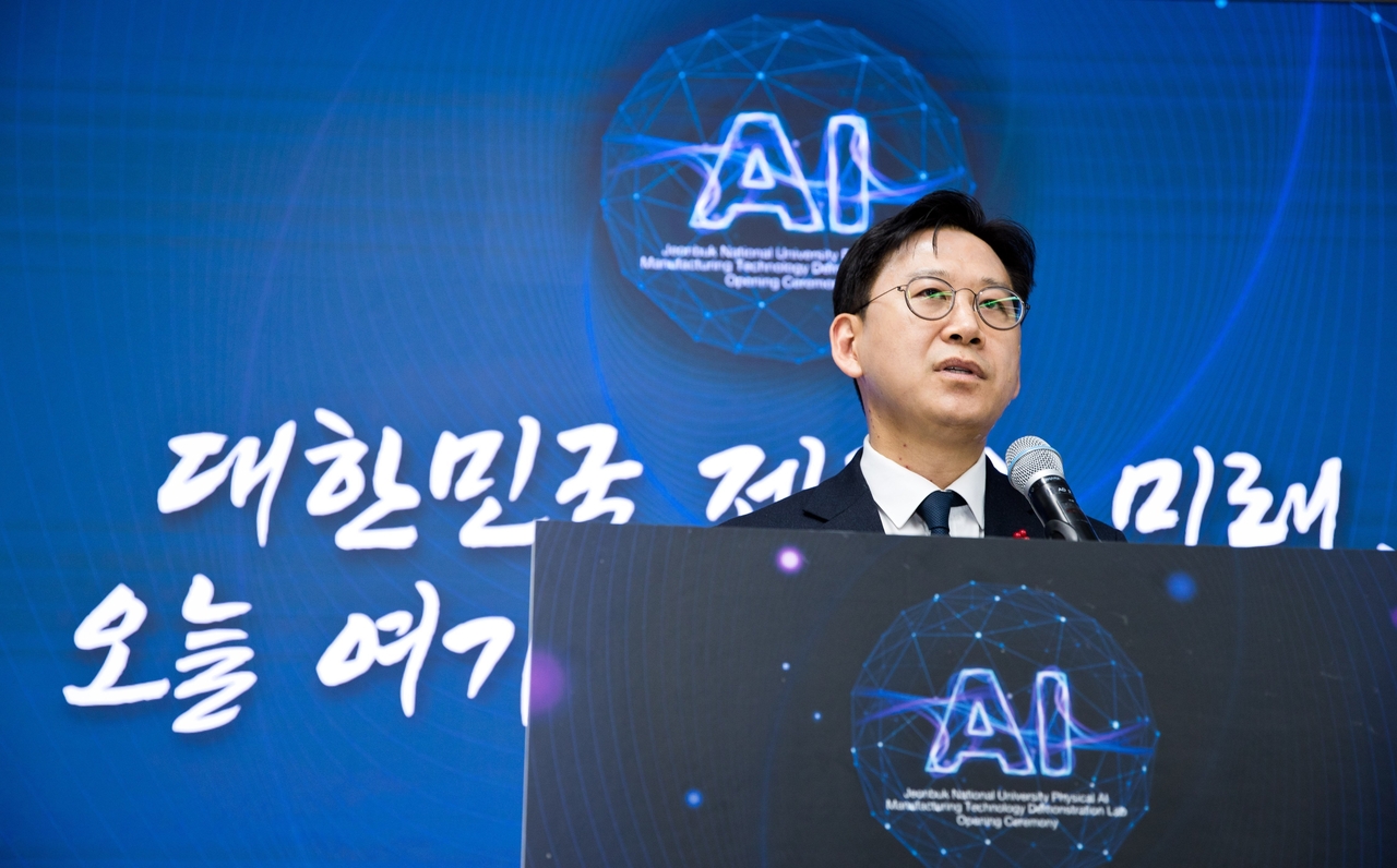 Deputy Prime Minister and Science Minister Bae Kyung-hoon delivers remarks at the opening ceremony of the Physical AI Demonstration Lab at Jeonbuk National University in Jeonju, North Jeolla Province, Jan. 26. (Newsis)