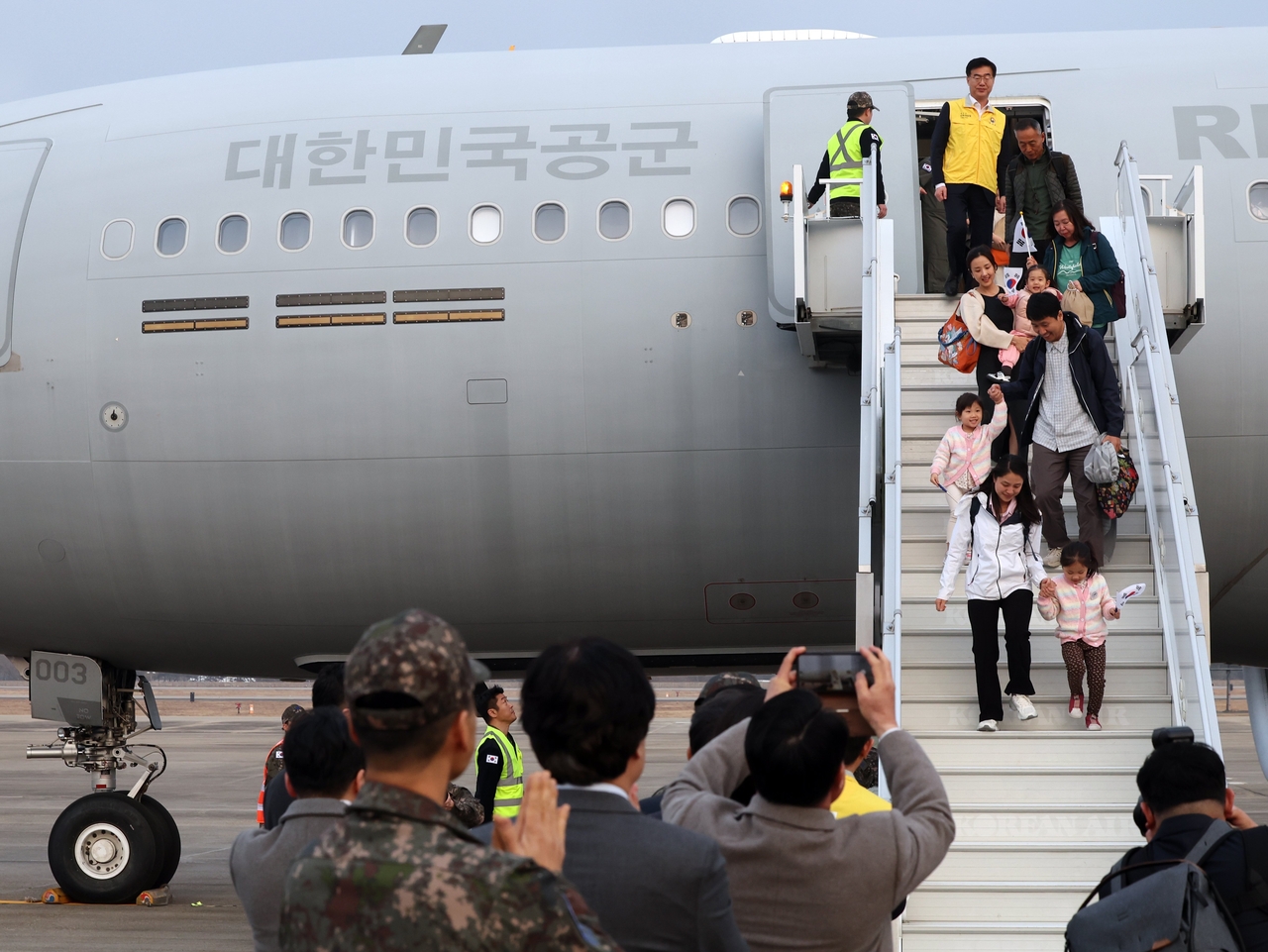 Evacuees disembark from an Air Force KC-330 transport aircraft at Seoul Air Base in Seongnam, Gyeonggi Province, Sunday evening. (Joint Press Corps)