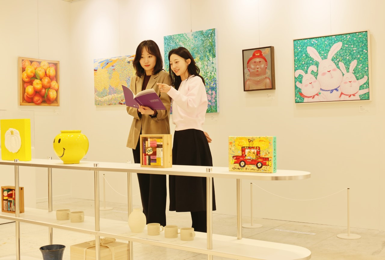 지난 12일 롯데백화점 상인점 3층 ‘갤러리 4번가’를 찾은 고객들이 전시된 작품을 살펴보고 있다.[롯데백화점 제공]