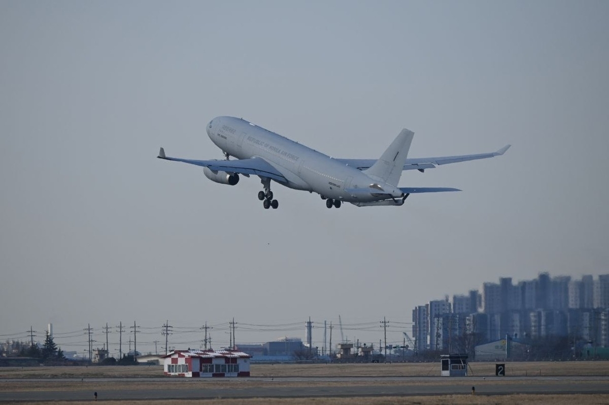 A KC-330 Cygnus multirole aerial tanker of the South Korean Air Force, carrying 211 South Korean nationals and foreigners, takes off from an airport in Riyadh, Saudi Arabia, on Saturday. (Foreign Ministry)