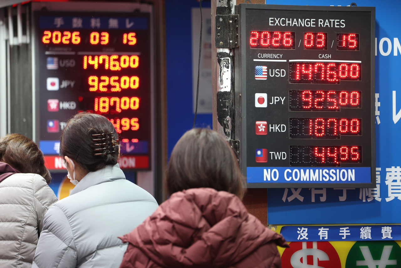 Electronic boards at currency exchange shops in Seoul’s tourist-heavy Myeong-dong district show the won quoted at 1,476 per US dollar on Sunday. ()