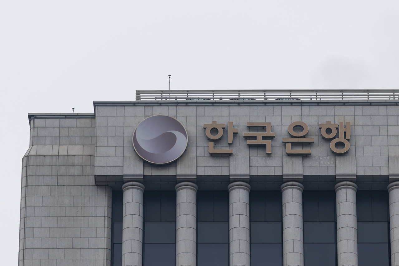 Bank of Korea signage displayed atop the central bank's headquarters in Seoul. (Getty Images)