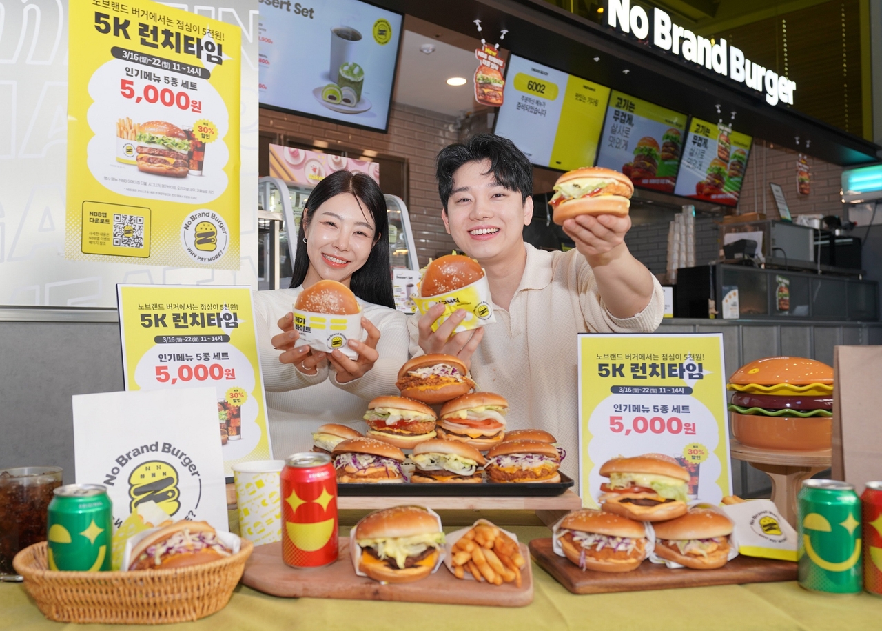 15일 서울 성동구 노브랜드 버거 성수랩점에서 모델들이 노브랜드  ‘5K 런치타임’ 메뉴를 소개하고 있다. [신세계푸드 제공]
