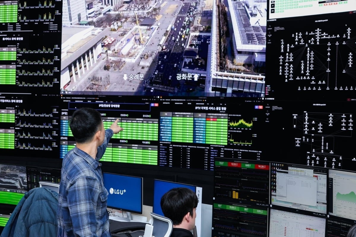 Staff at LG Uplus's integrated network operations center in Magok monitor real-time traffic conditions and network quality around the Gwanghwamun area. (LG Uplus)