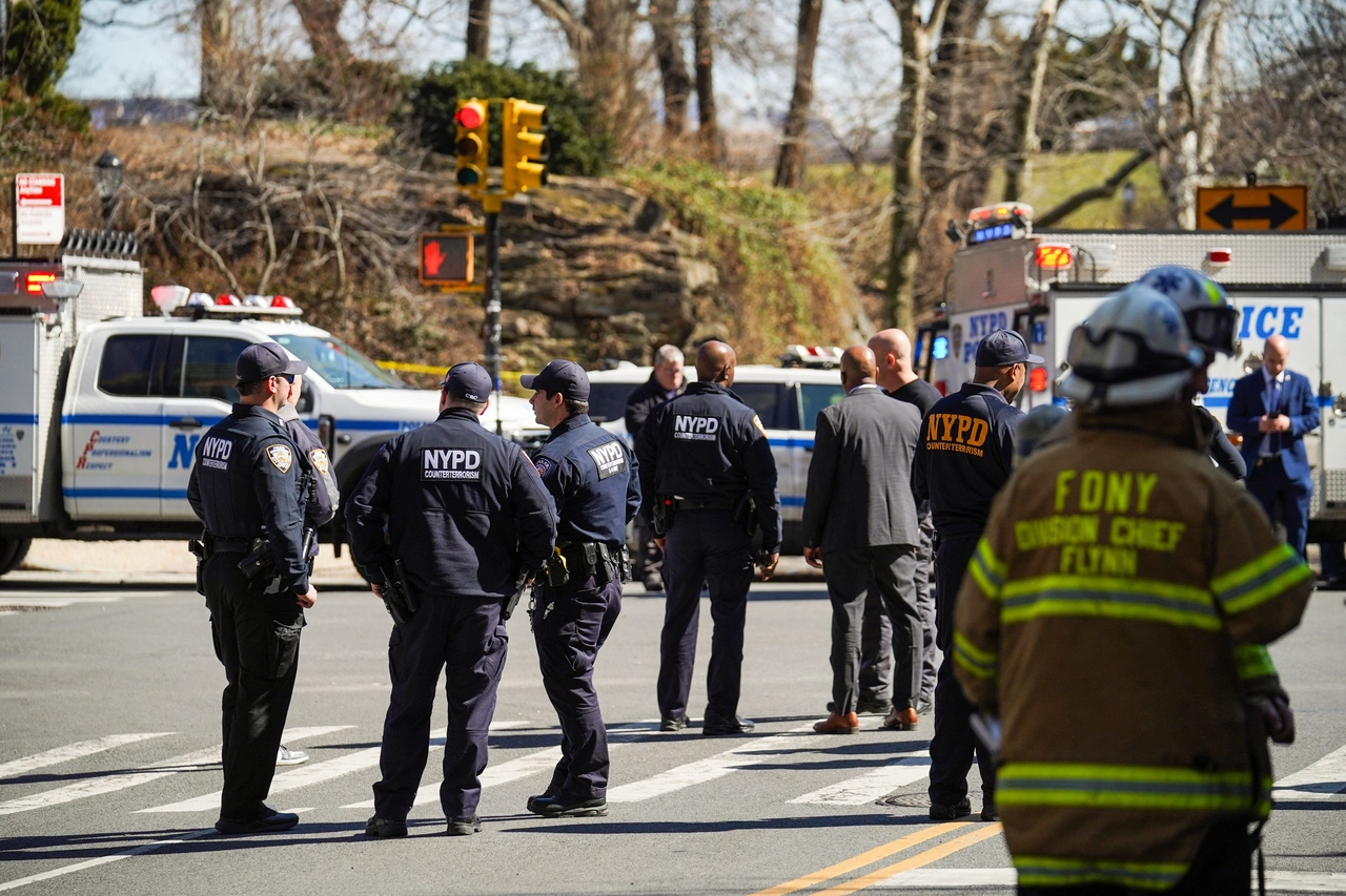 New York Police Department Counterterrorism officers respond to a suspicious package report in Carl Schurz Park, in New York City. Tuesday.   (AFP-Yonhap)