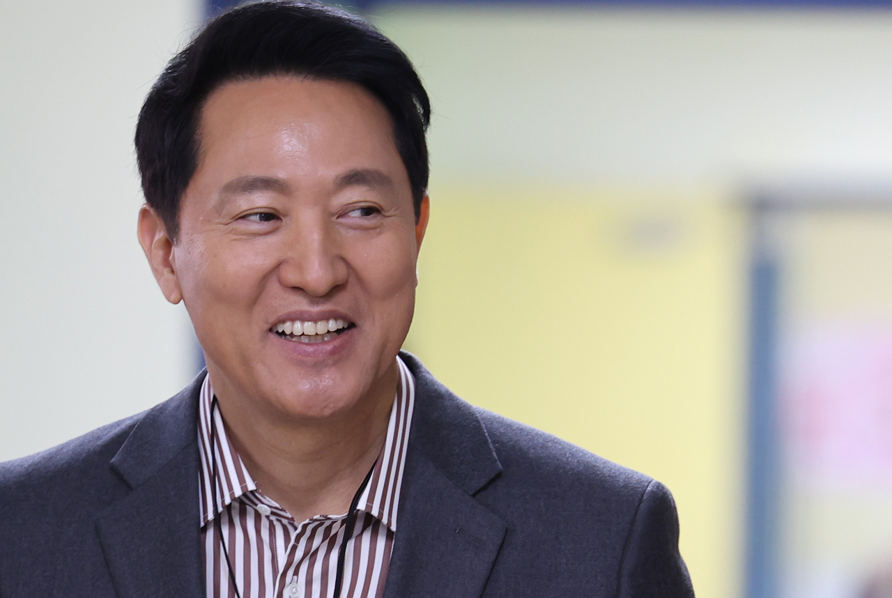 Seoul Mayor Oh Se-hoon visits an elementary school in Seoul on Friday. (Yonhap)