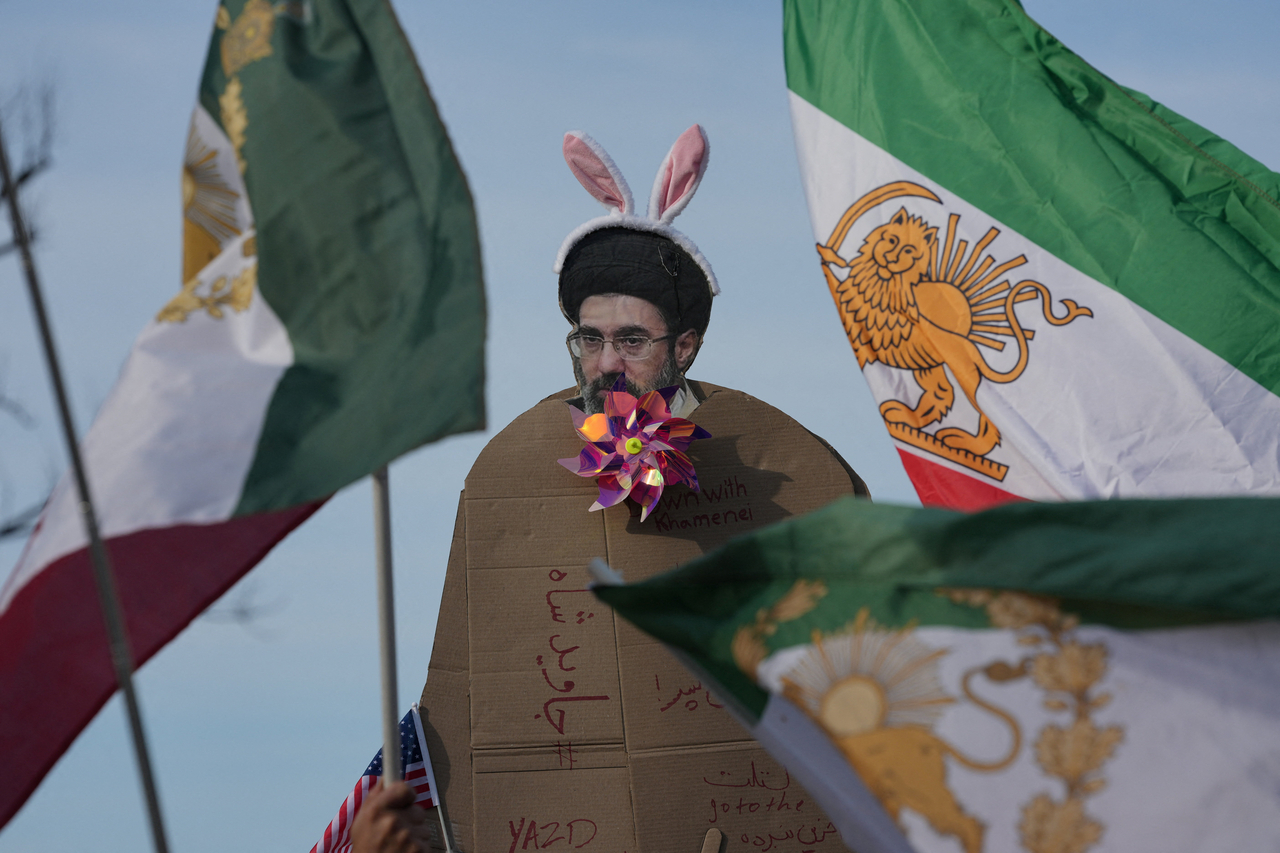 An effigy depicting Iran's new Supreme Leader Mojtaba Khamenei is displayed amid pre-Iranian Revolution "Lion and Sun" flags, outside the White House, during a protest in solidarity with Iranian people, in Washington, Saturday.   (Reuters-Yonhap)