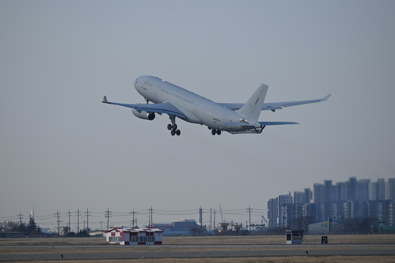 A KC-330 Cygnus multirole aerial tanker of the South Korean Air Force, carrying 211 South Korean nationals and foreigners, takes off from an airport in Riyadh, Saudi Arabia, on Saturday, in this photo provided by the Foreign Ministry. (Yonhap)