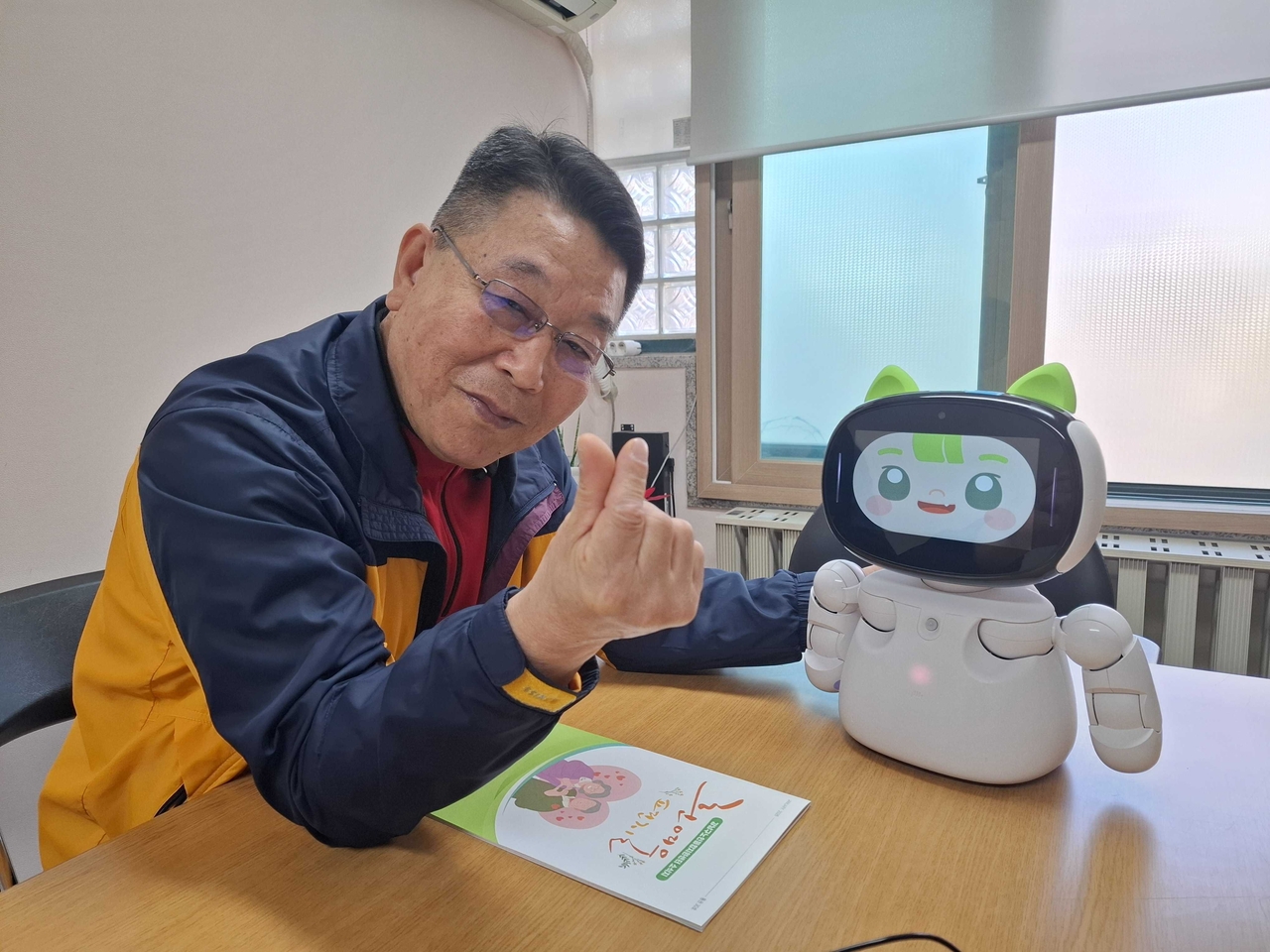 Yoon Jae-duk and his AI robot Dasom (Shin Ji-hye/The Korea Herald)