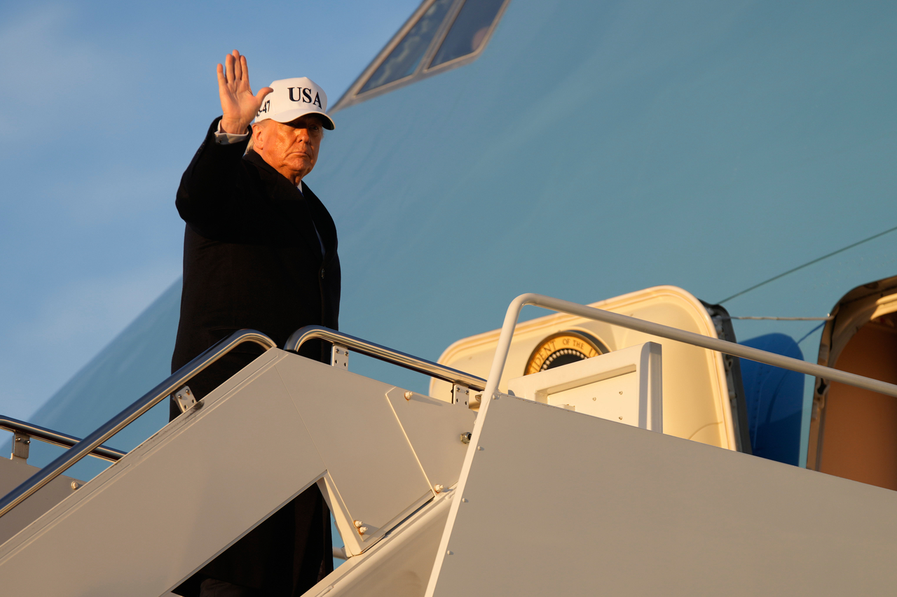 President Donald Trump boards Air Force One, Friday, at Joint Base Andrews, Md., for a trip to Florida. (AP-Yonhap)