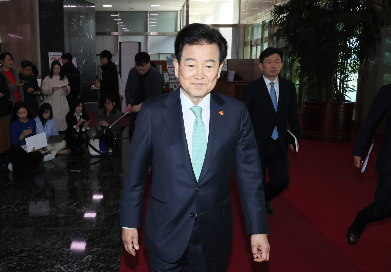 Unification Minister Chung Dong-young enters the Seoul Government Complex in Jongno-gu, Seoul on his way to work on Monday. He held a doorstop interview  with reporters at the lobby of the ministry headquarters. (Yonhap)