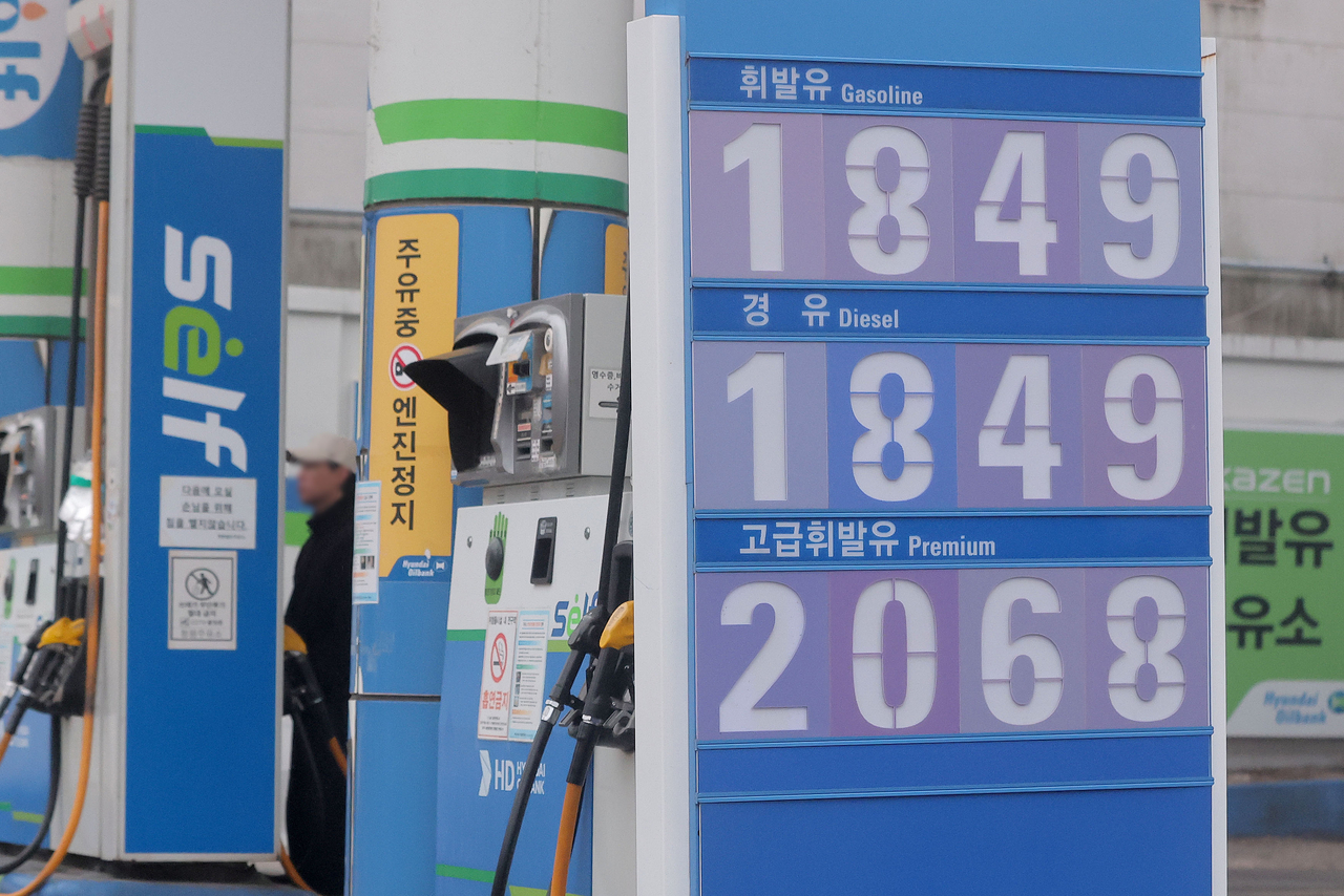 A gas station in Seoul on Sunday. (Yonhap)