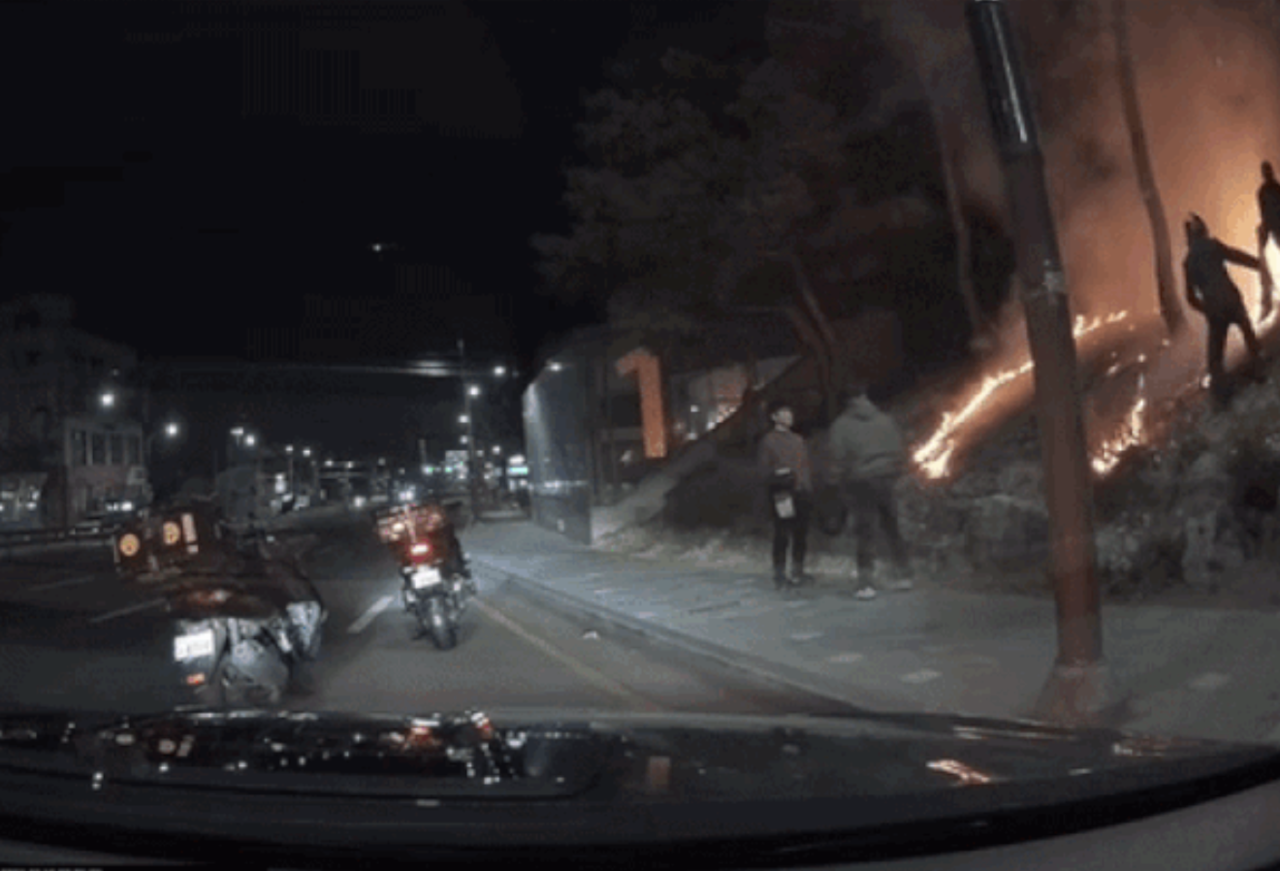 Footage shows passersby putting out a fire near Bojeong Station in Yongin, Gyeonggi Province. (Bobadedream)