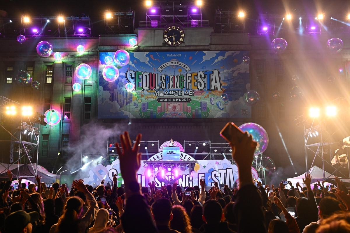 Participants enjoy the 2025 Seoul Spring Festival on April 30, 2025. (Seoul Metropolitan Government)