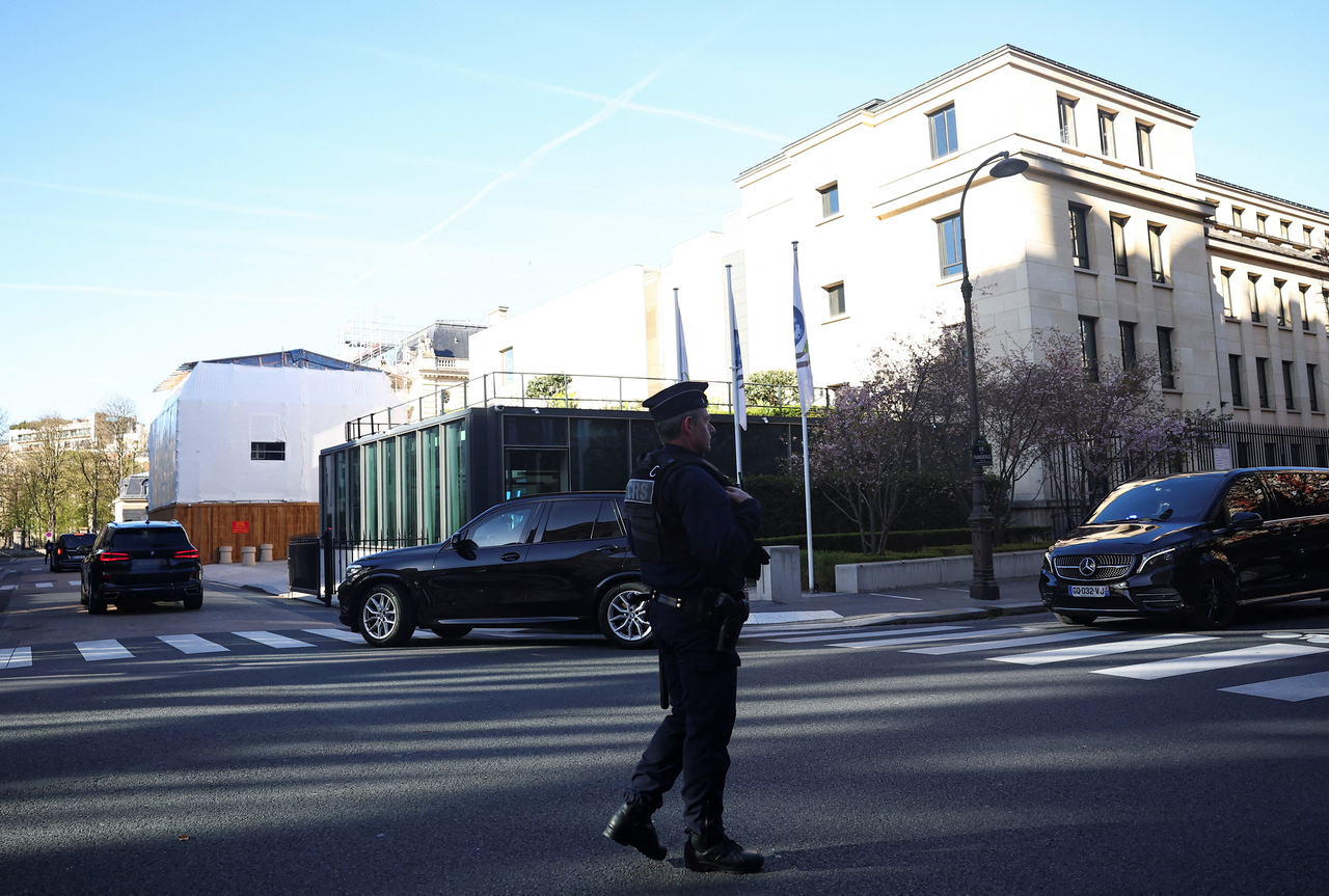 A US delegation arrives at the Organisation for Economic Co-operation and Development headquarters for trade talks with a Chinese delegation in Paris on Sunday.   Reuters-Yonhap