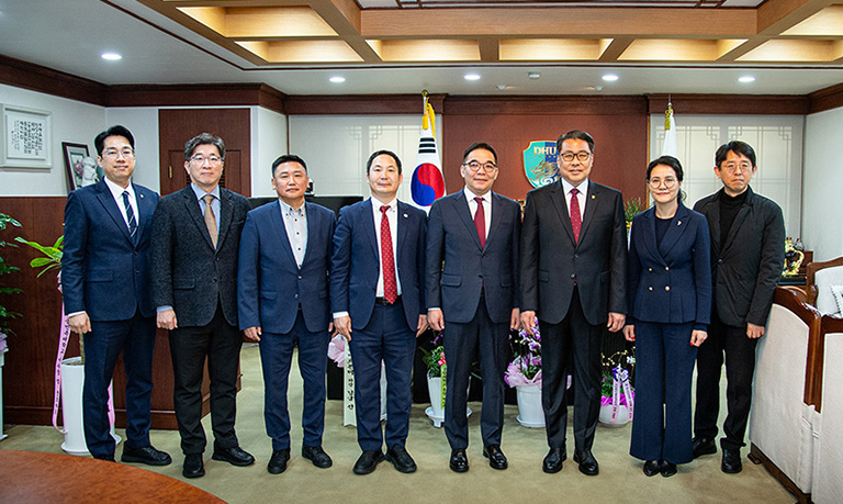 기념촬영하는 변창훈 총장(오른쪽 세 번째)과 대학관계자 및 몽골 교육부와 몽골국립의과대 대표단.[대구한의대 제공]