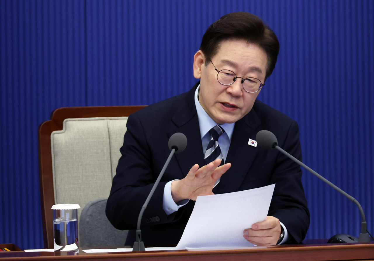 President Lee Jae Myung speaks during a meeting with senior secretaries at Cheong Wa Dae in Seoul on Thursday. (Yonhap)