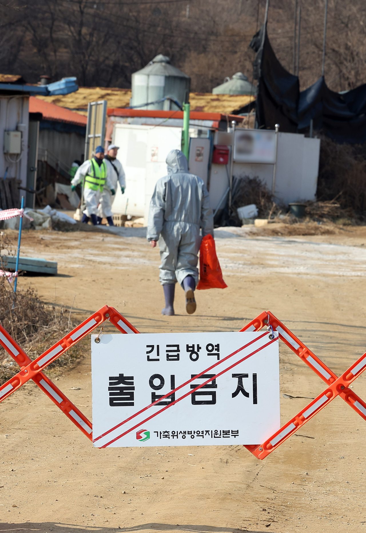 Officials restrict access at a pig farm in Pyeongtaek, Gyeonggi Province, where a case of African swine fever was confirmed on Feb. 20. (Yonhap)