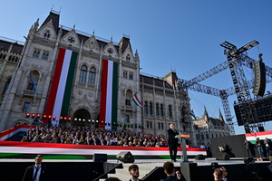 Hungary preelection showdown draws crowds