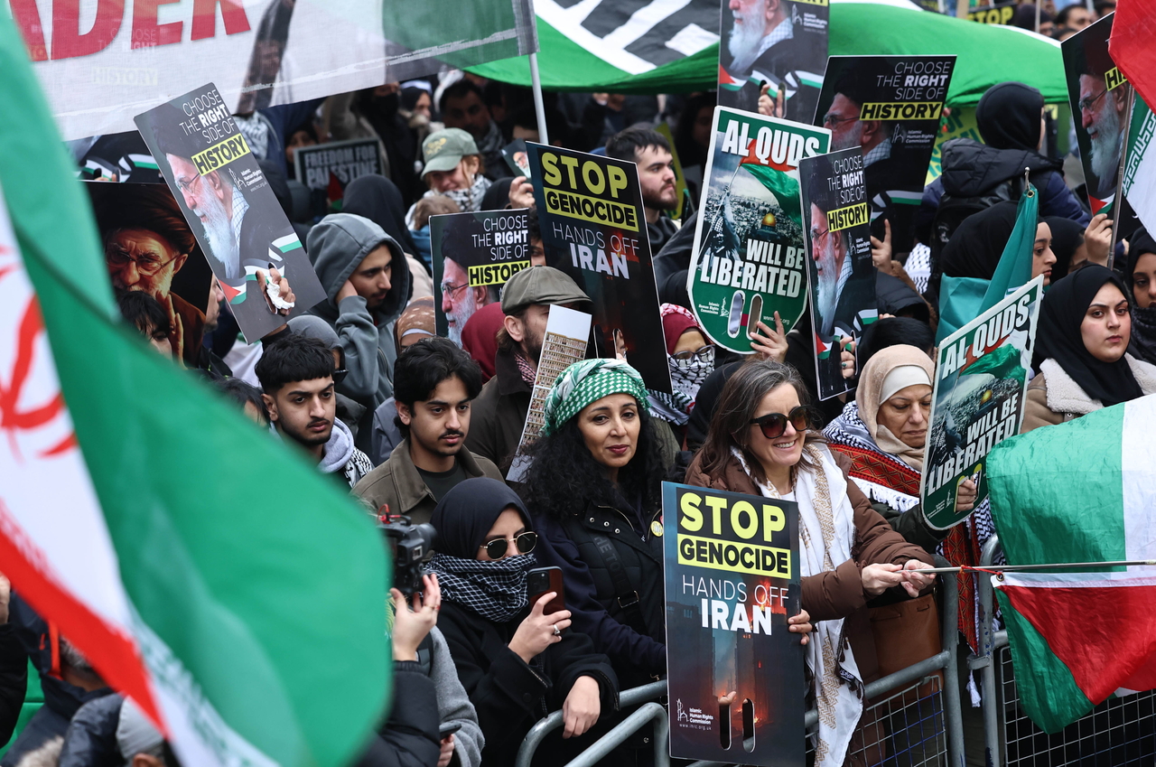 Protesters gather to mark Al Quds Day in London, Sunday. (EPA-Yonhap)
