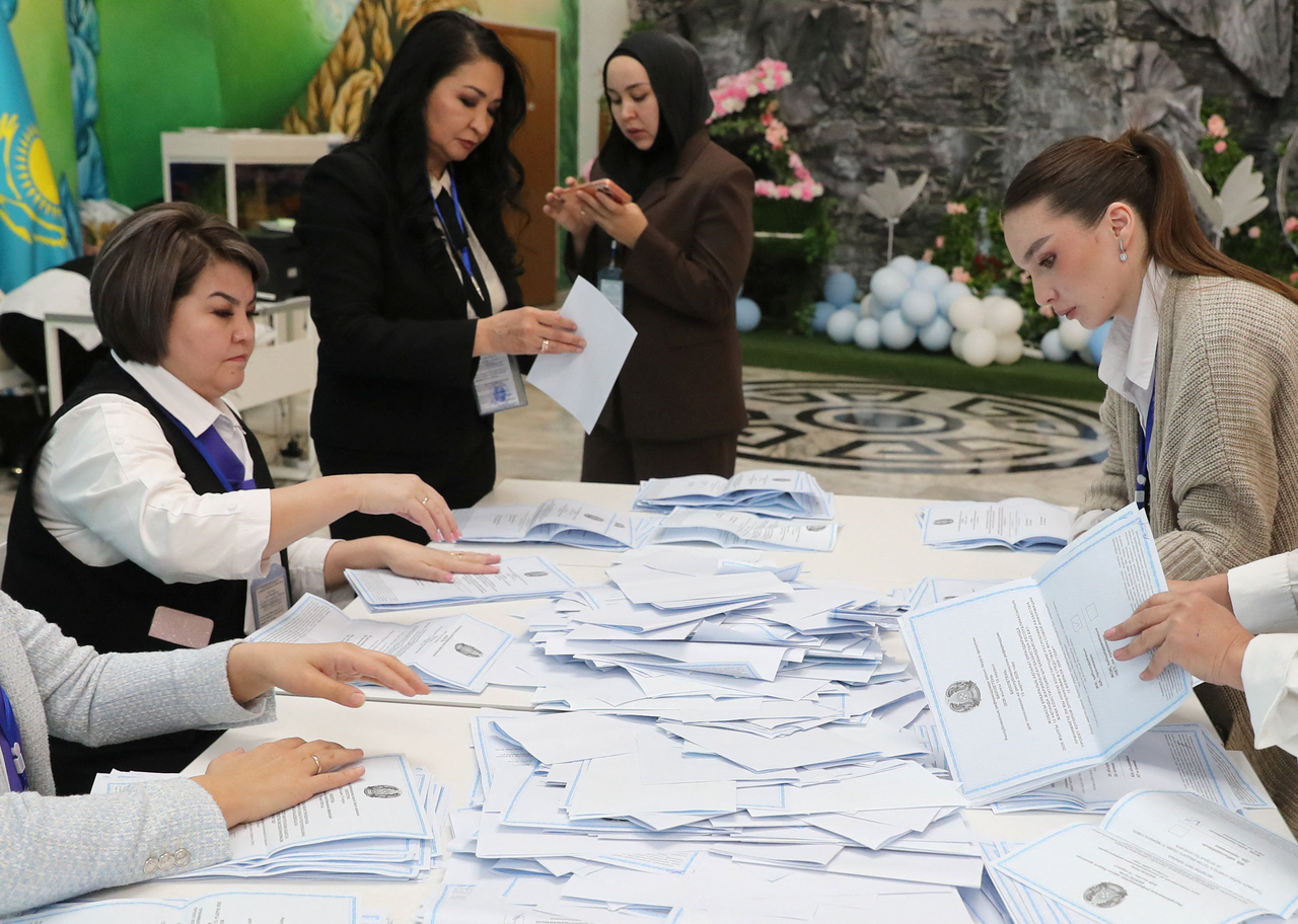 Members of a Kazakh electoral commission count votes after polling stations closed in Almaty, Kazakhstan, Sunday. (Reuters-Yonhap)