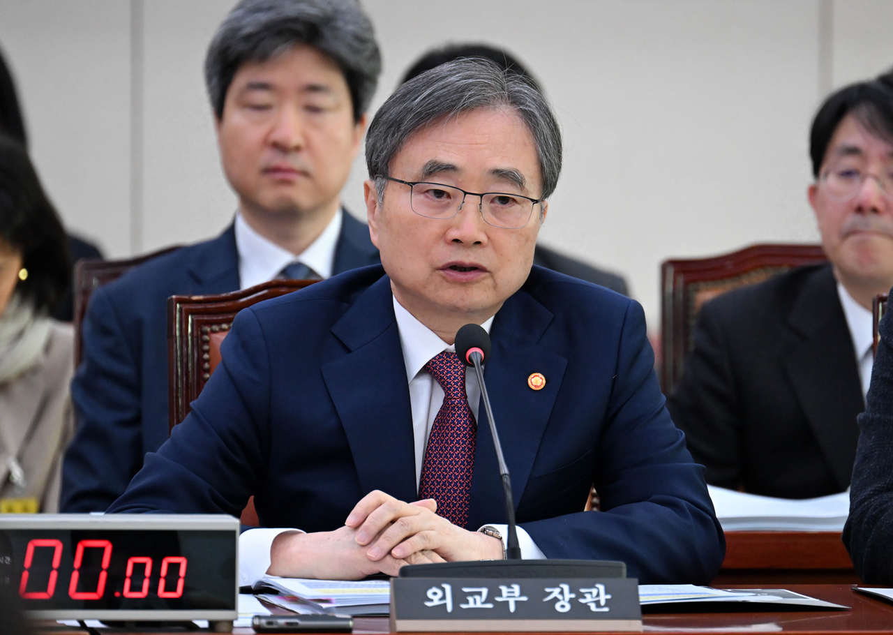 Foreign Minister Cho Hyun (center) speaks during a meeting of the National Assembly's Foreign Affairs and Unification Committee on Tuesday. (Lee Sang-sub/The Korea Herald)