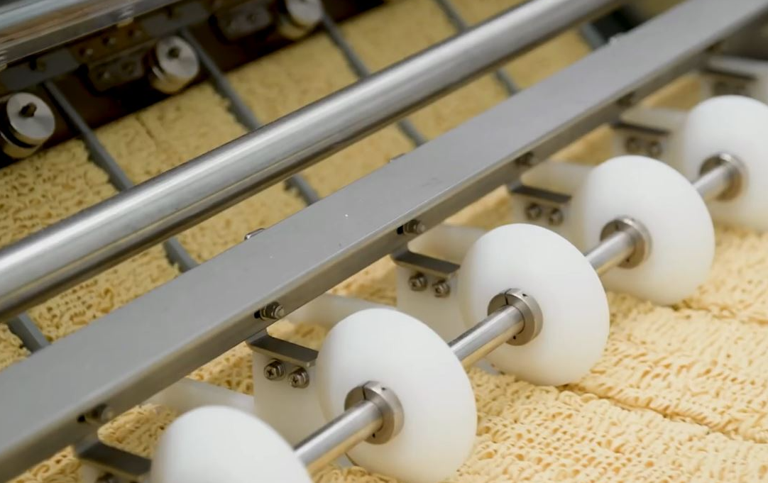 Instant noodles are being produced at Harim's First Kitchen. (Harim)