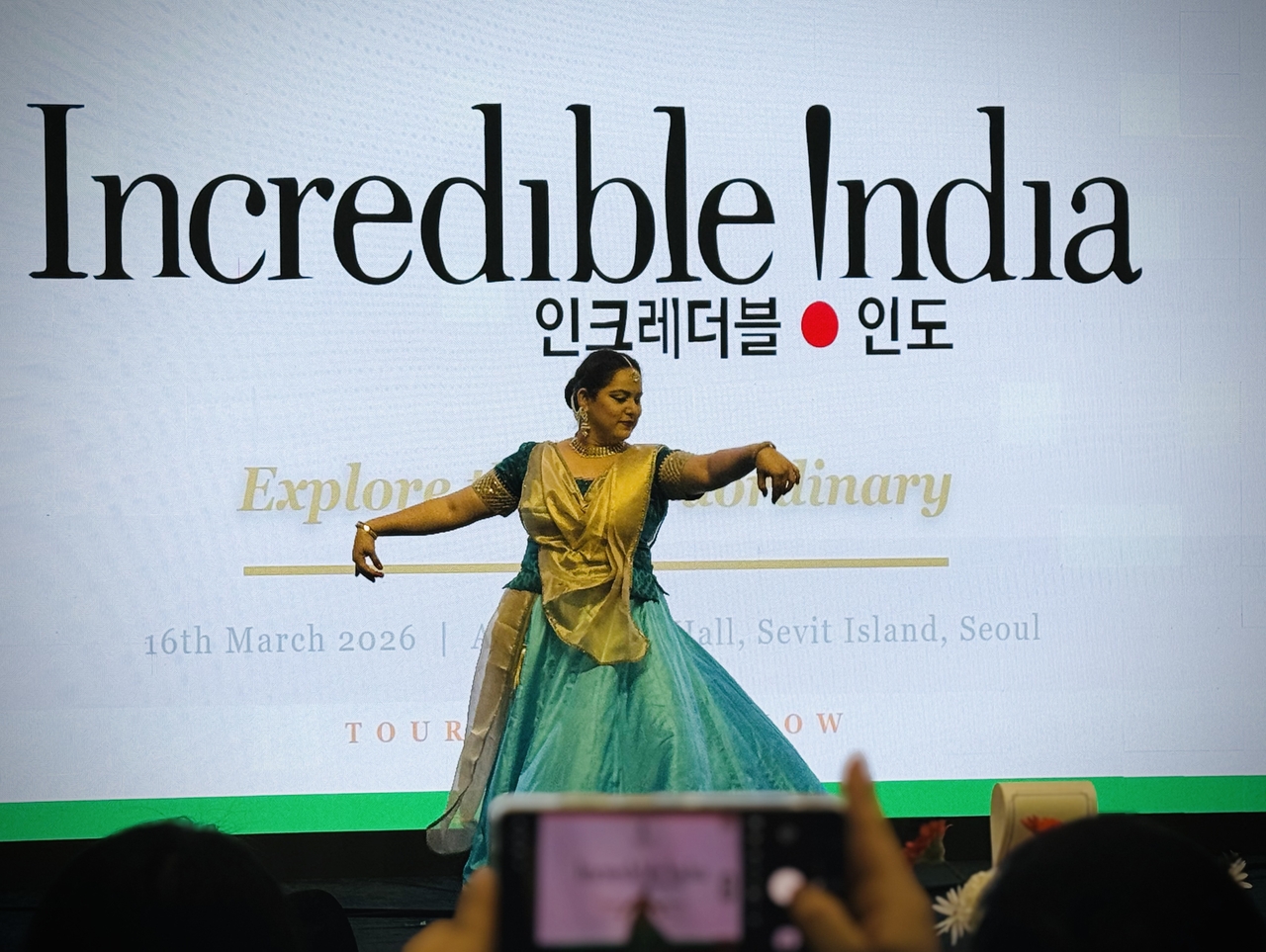 An artist performs Kathak during the "Incredible India -- Explore the Extraordinary" roadshow organized by the Indian Embassy in Seoul at Sebitseom in Seocho-gu, Seoul, Monday. (Sanjay Kumar/The Korea Herald)